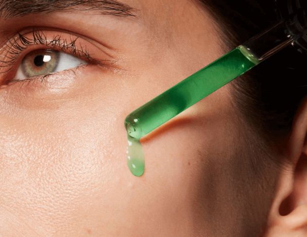 Mujer aplicandose productos de skincare SkinCeuticals para piel luminosa