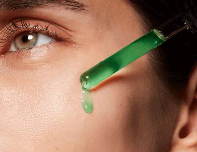 Mujer aplicandose productos de skincare SkinCeuticals para piel luminosa