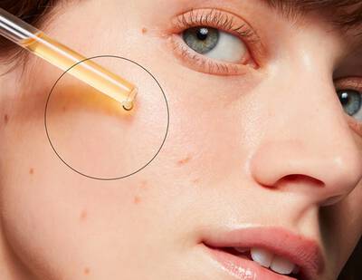 Mujer aplicandose productos SkinCeuticals para rejuvenecer el rostro