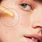 Mujer aplicandose productos SkinCeuticals para rejuvenecer el rostro