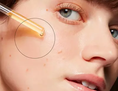 Mujer aplicandose productos SkinCeuticals para rejuvenecer el rostro
