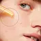 Mujer aplicandose productos SkinCeuticals para rejuvenecer el rostro