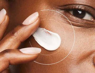 Mujer aplicandose productos SkinCeuticals para prevenir el envejecimiento de la piel