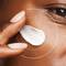 Mujer aplicandose productos SkinCeuticals para prevenir el envejecimiento de la piel