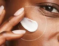 Mujer aplicandose productos SkinCeuticals para prevenir el envejecimiento de la piel